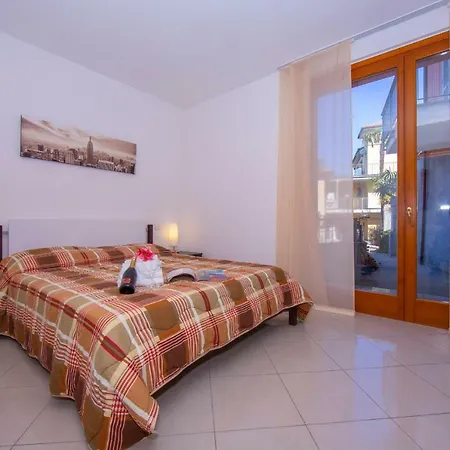 公寓 Fiumelatte Sleeps 2 Air Con Wifi 瓦伦纳